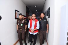 KEJATI JABAR TAHAN TERSANGKA AL MANTAN PJ BUPATI BANDUNG BARAT DALAM PERKARA DUGAAN TINDAK PIDANA KORUPSI PASAR SINDANG KASIH CIGASONG KABUPATEN MAJALENGKA.