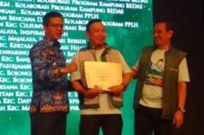 Bupati Dr HM Dadang Supriatna Berikan Penghargaan Kepada Kades Sukapura Ganjar Sukma wibawa Dalam Kolaborasi Program Desa inspiratif