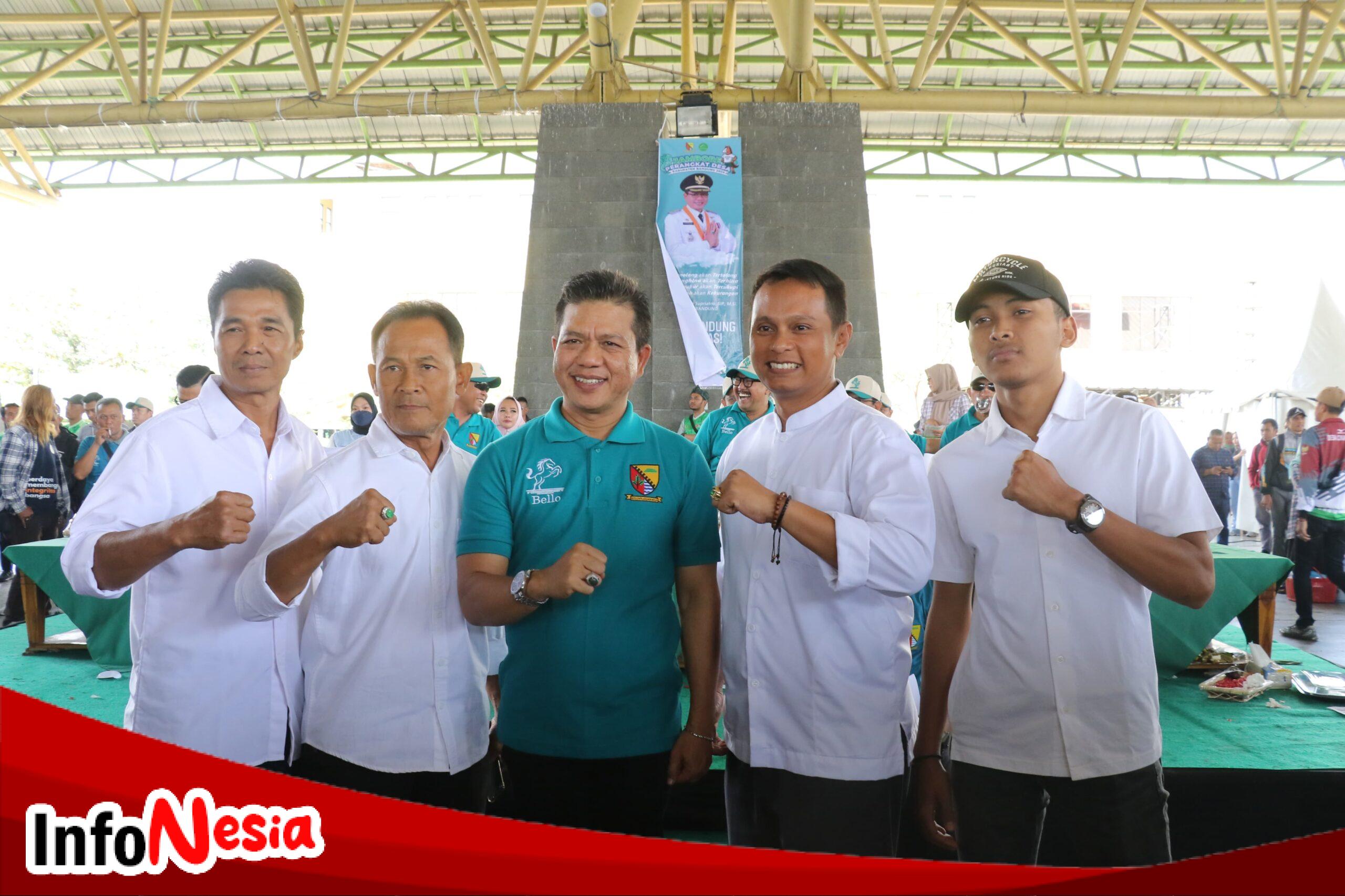 Bupati Bandung H Dadang Supriatna Sambangi Tri Rahmanto Tokoh Masyarakat Kabupaten Bandung Saat Jambore Perangkat Desa