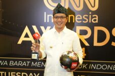 Gelontorkan Insentif Guru Ngaji Rp 109 Miliar, Bupati Dr H.M Dadang Supriatna Raih Penghargaan CNN Indonesia Award.