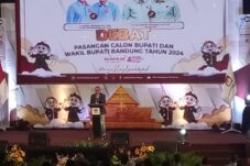 Debat Kandidat perdana Pilkada Kabupaten Bandung Berlangsung .