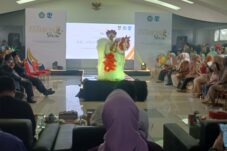 Hari Kesatuan Gerak PKK KBB Gelar Acara Fashion Show Daur Ulang Limbah Plastik di Hadiri 16 Kecamatan