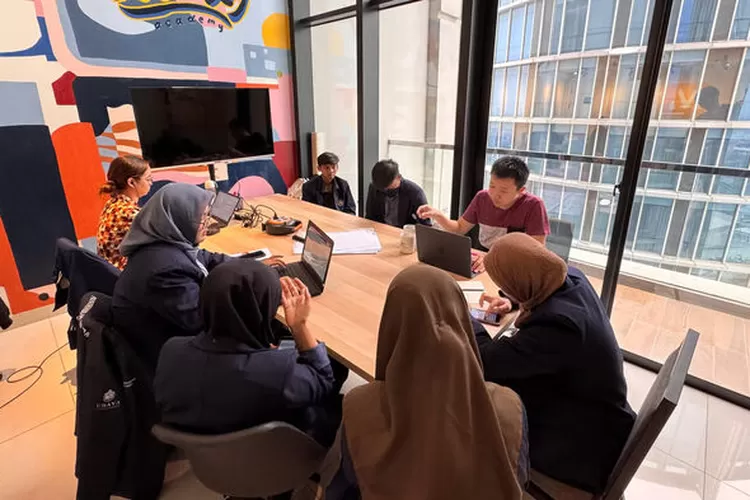 Mahasiswa UNESA Kembangkan Bisnis Lipbalm di Maxy Academy