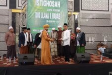 Calon Bupati Bandung Barat nomor urut 4, Edi Rusyandi, menghadiri acara istighosah dan doa bersama (Laporan: Taufik)