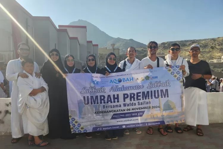 Wafda Saifan dan Keluarga Jalani Umrah Bersama Aqobah Go back and forth