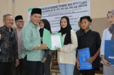 Cabup Bandung H Dadang Supriatna Bagikan 2.700 Ijazah Pelajar yang Tertahan Pihak Sekolah Swasta.