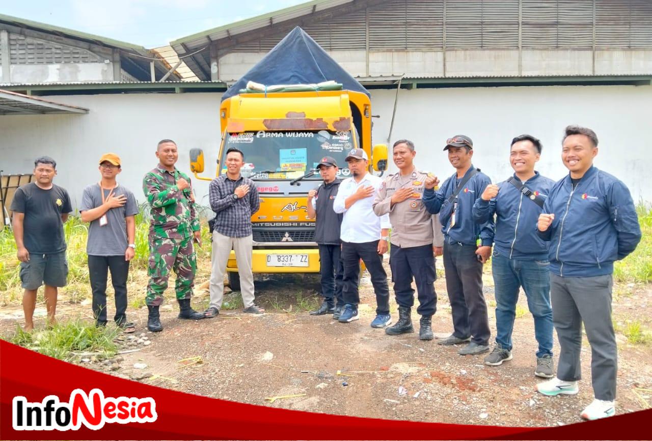 Personil Polsek Dayeuhkolot Bersama TNI Sigap Laksanakan Pengamanan Distribusi Logistik Pilkada 2024.