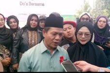 ‘Ras Terkuat di Bumi’ Menangis Haru MUA, Do’akan H Dadang Supriatna Terpilih di Periode Kedua.