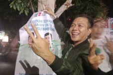 Masuki Masa Tenang, Dadang Supriatna Beri Contoh Bantu Cabut Sendiri APK Paslon Nomor Urut 2.