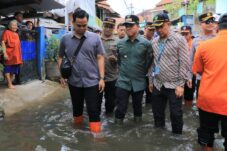 Hari Pertama Kerja,Usai Cuti Kampanye Bupati H Dadang Supriatna Langsung Blusukan Temui Korban Banjir Dayeuhkolot.