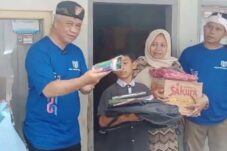 Abah Anton Charliyan Peduli Pendidikan,Salurkan Bantuan Kepada Mohamad Rizki.