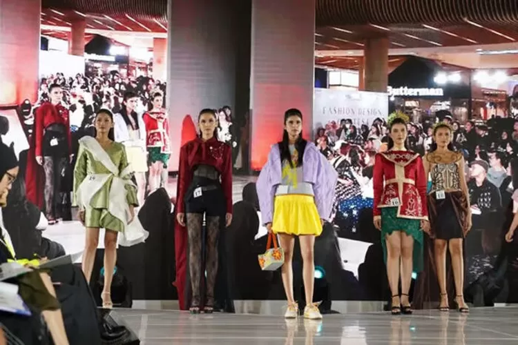 Mahasiswa BINUS College Menang di Fashion Design Contest YouC1000 Mahasiswa BINUS College Menang di Fashion Design Contest YouC1000