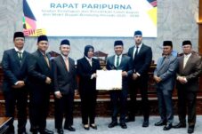 Ditetapkan Jadi Bupati/Wabup Bandung Terpilih oleh DPRD, H Dadang Supriatna – Ali Syakieb Siap Ikuti Pembekalan Bersama Presiden.