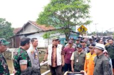 Tinjau Banjir Dayeuhkolot, Wakil Ketua DPR RI Cucun Ahmad Syamsurijal Tawarkan Solusi Atasi Banjir Kabupaten Bandung.