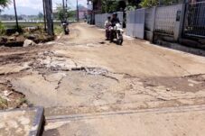 Kerusakan Jalan Penghubung Desa, di sebabkan Banjir Wilayah Dayeuhkolot Masyarakat Keluhkan Berharap ada Perbaikan Secepatnya.