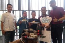 Rayakan Milad Istri dan Putri  ,Tokoh Masyarakat Dayeuhkolot Tri Rahmanto Bersama Keluarga Gelar Bukber dengan Masyarakat Citeurep.