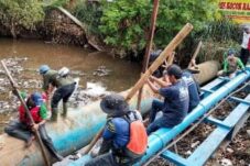 Gubernur Jabar Dedi Mulyadi Instruksikan BBWS ,BPBD, DLH dan DSDA Untuk Bersihkan Tumpukan Sampah di Tiap kolong Jembatan.