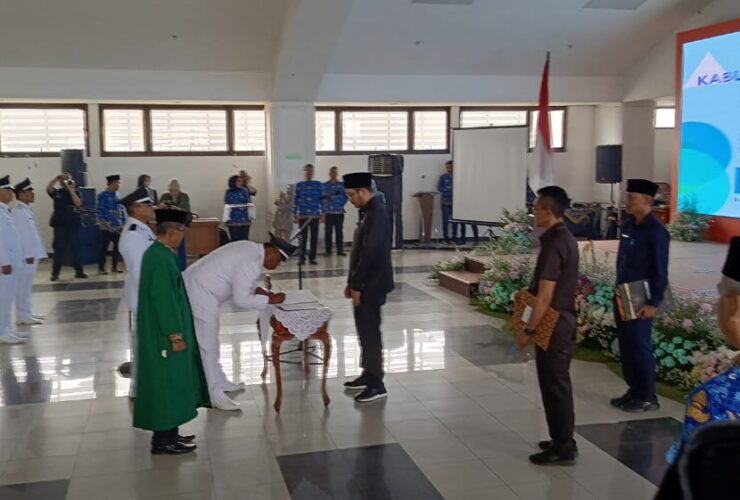 Bupati Bandung Barat, Resmi Melantik 5 Kepala Desa PAW : Mempertegas Desa Demi Mewujudkan Bandung Barat Amanahย Bupati Bandung Barat, Resmi Melantik 5 Kepala Desa PAW : Mempertegas Desa Demi Mewujudkan Bandung Barat Amanahย