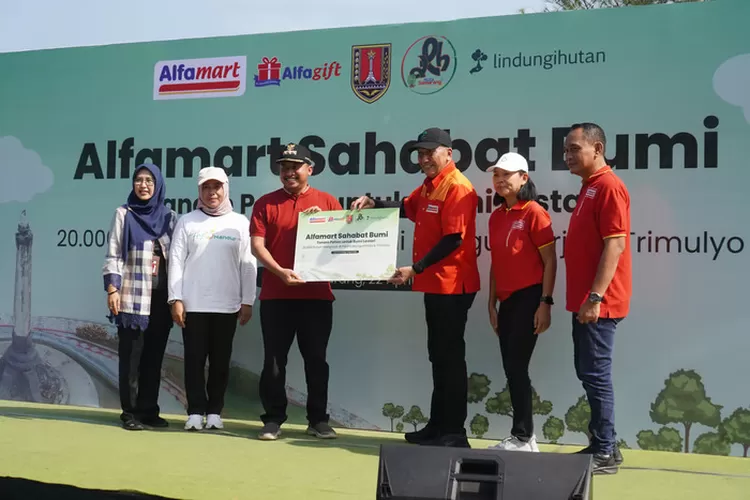 Alfamart Tanam 20 Ribu Mangrove di Semarang Alfamart Tanam 20 Ribu Mangrove di Semarang