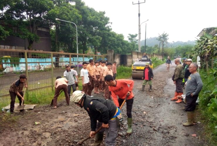 Kerja Bakti Penambalan Lubang Di Jalan Baruajak Desa Lembang Kerja Bakti Penambalan Lubang Di Jalan Baruajak Desa Lembang