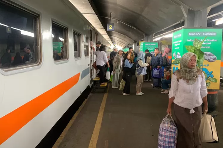 Lonjakan Penumpang KA di Stasiun Malang Saat Libur Waisak Lonjakan Penumpang KA di Stasiun Malang Saat Libur Waisak