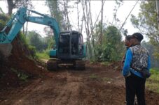 Gotong Royong Warga Sadang Mekar: Jalan Dilebarkan, Akses Ekonomi Diperkuat”