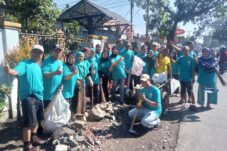 Menyatukan Semangat Gotong Royong Dihari lahir Lingkungan Hidup Sedunia, Ketua Rw 17 Cijagra Sumiati Bersihkan Lingkungan Bersama Warga.